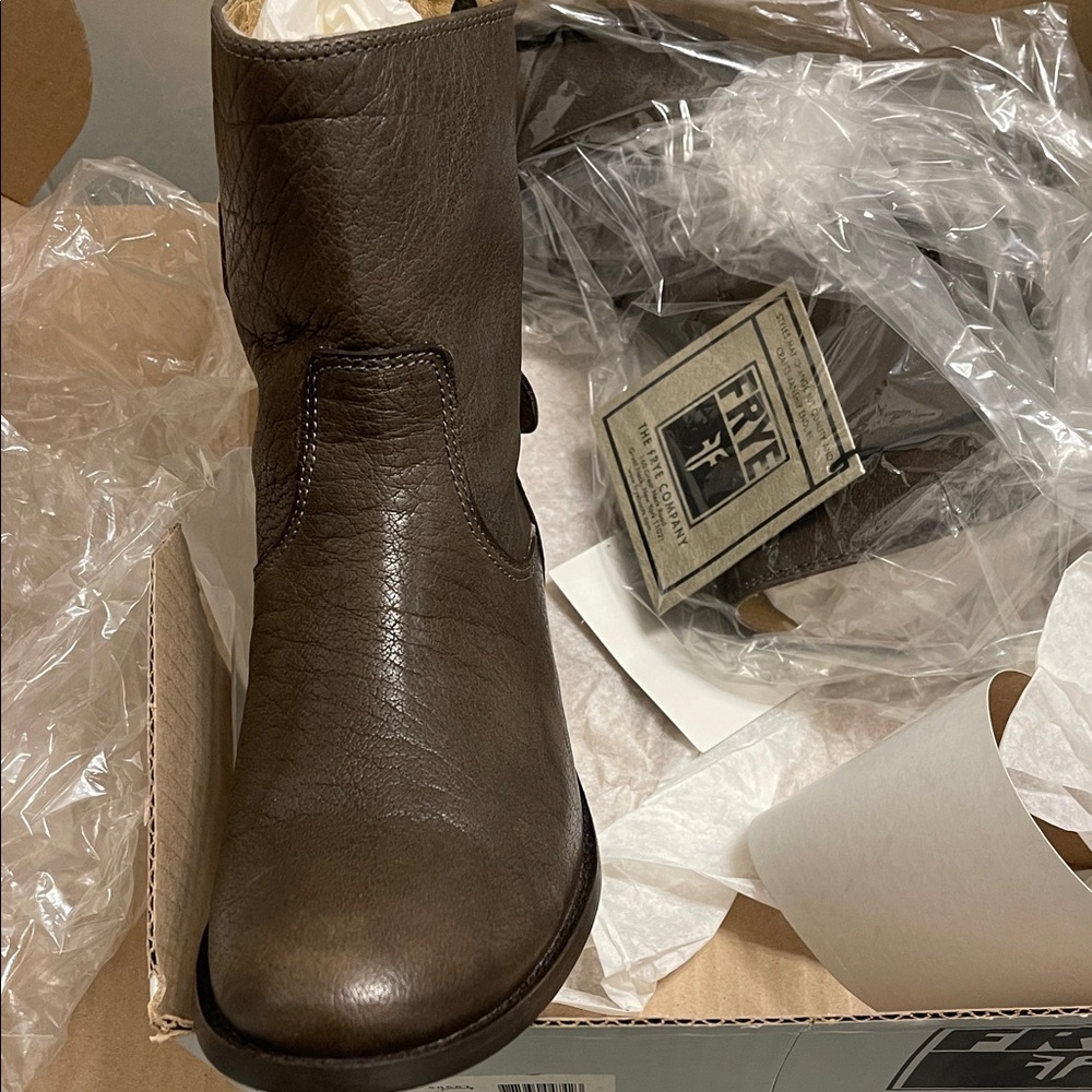Frye Women’s Grey Leather Short Boots, 7.5M